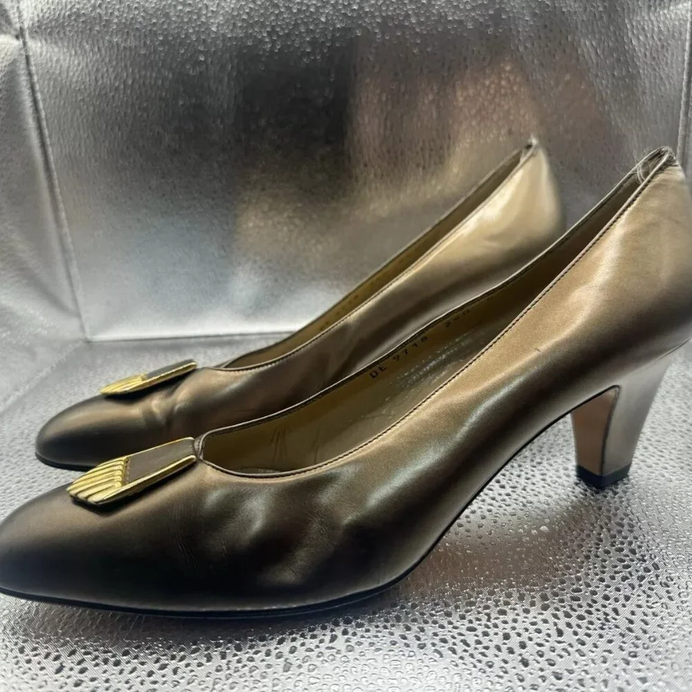 RARE 🚀 Salvatore Feragamo womens‎ Gold pumps 8.5 vintage heels shoes
